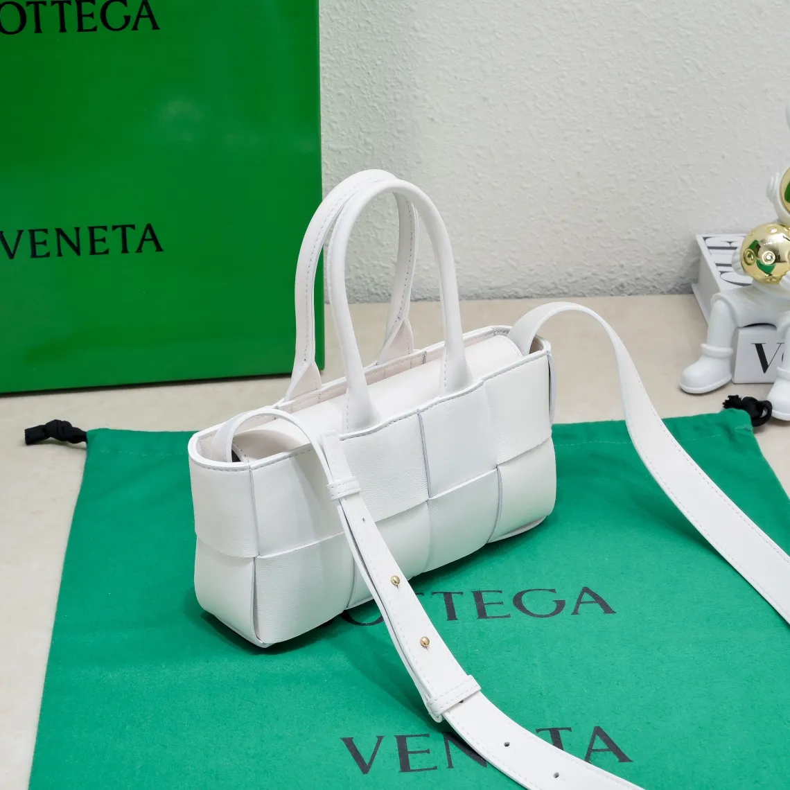 Batch 1460 🔥Latest Mini East-West Arco Tote Mini horizontal Intreccio woven leather tote bag with detachable strap • Single detachable internal zipper pocket • Leather rope buckle closure • Sheep leather composite Intreccio weaving process Size: 22*11*5.5cm, handle height 11, strap 55cm Model: 6778#